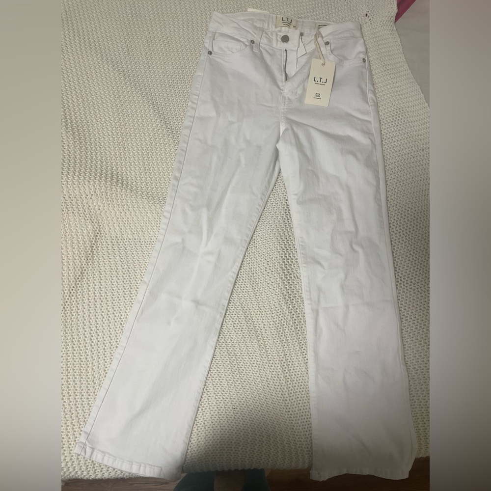 Super cute and comfortable white jeans with the small flair at the bottom!